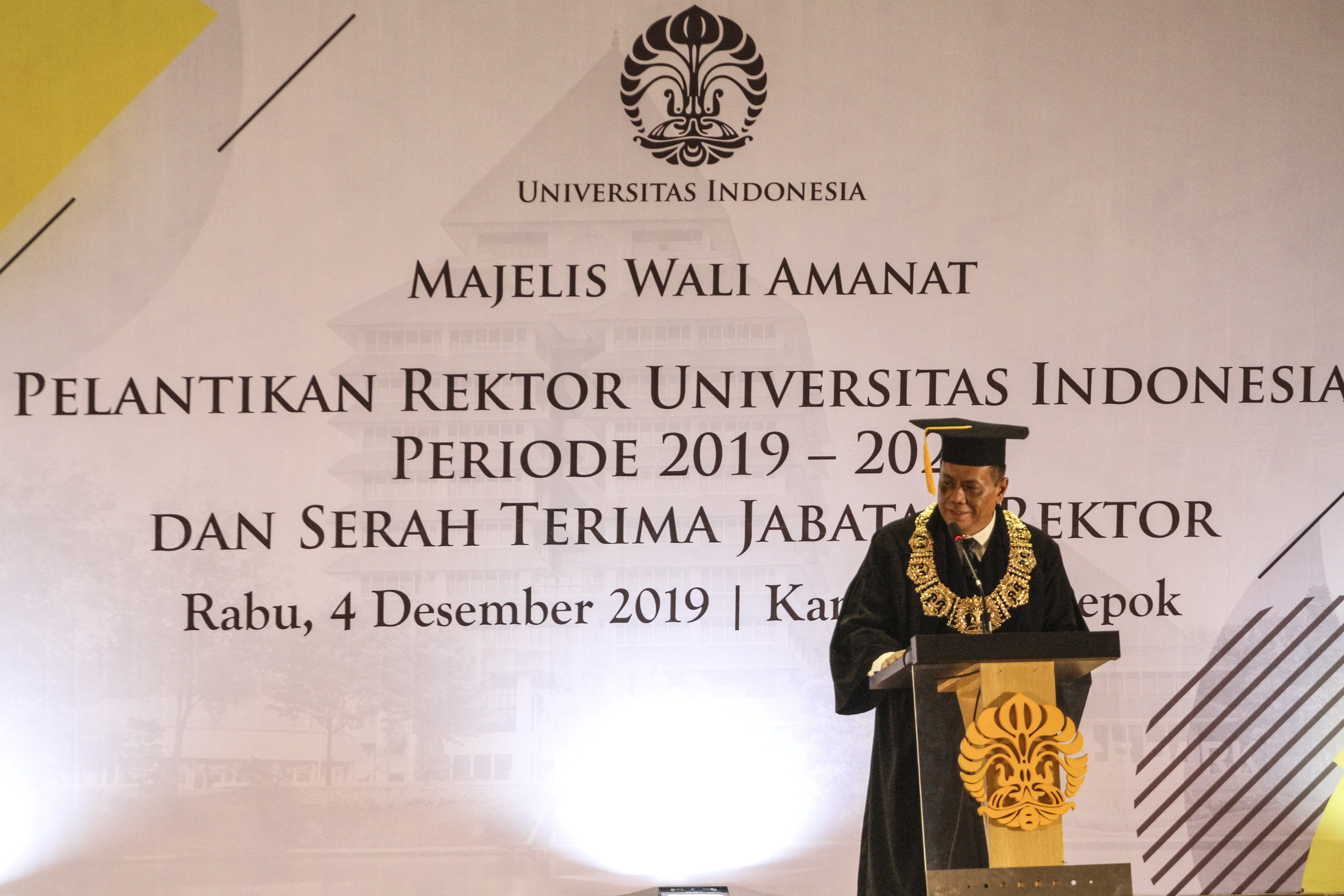 Rektor Universitas Indonesia Ari Kuncoro memberikan pidato pada pelantikannya di Universitas Indonesia, Depok, Jawa Barat