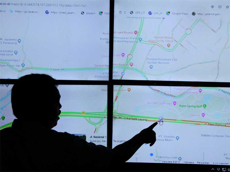 Petugas Komunikasi dan Informasi Tol mengamati arus mudik kendaraan melalui layar kamera CCTV memantau lalu lintas di Km 48 exit Tol layang.