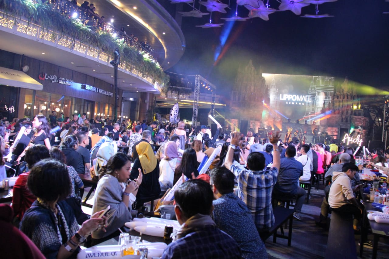 Para pengunjung Lippo Mal siap disambut dengan penampilan Marcell Siahaan dan Project Pop pada acara pergantian tahun. 