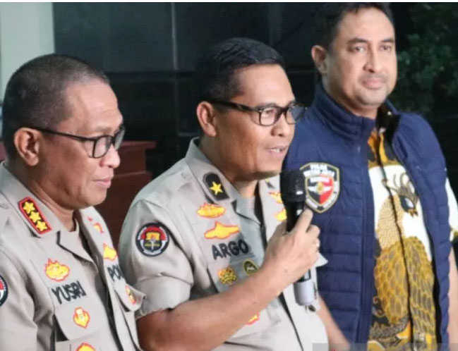 Karopenmas Divisi Humas Polri Brigjen Pol. Argo Yuwono (tengah) menyampaikan keterangan pers  