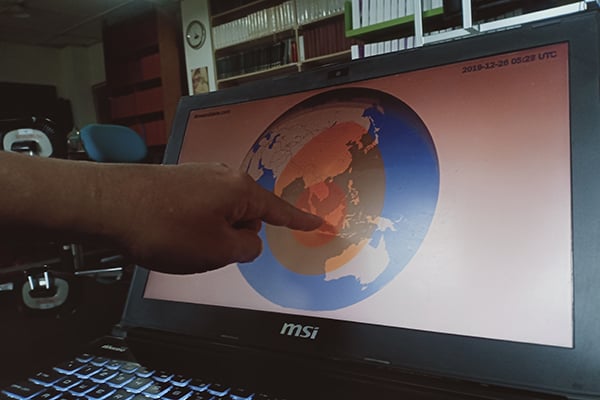  Peneliti Observatorium Bosscha menunjukan daerah yang akan dilintasi gerhana matahari cincin yang akan terjadi pada Kamis, 26 Desember 2019