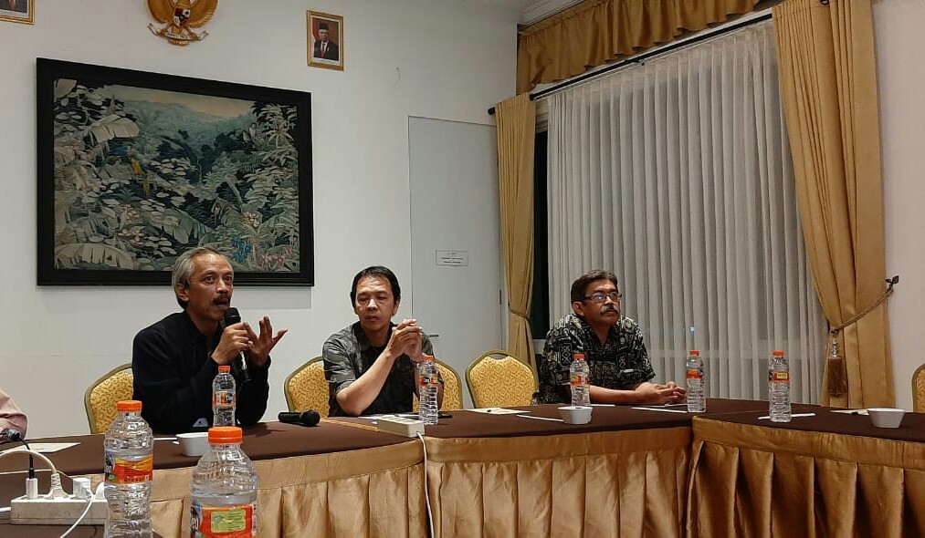 Direktur Lembaga Penelitian dan Pengembangan Kemenristek/BRIN Kemal Prihatman (kiri) memberikan penjelasan tentang lembaga Litbang di Bogor.