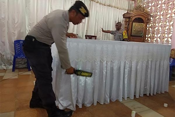 Jelang Malam Natal, Polisi Sterilisisasi Gereja