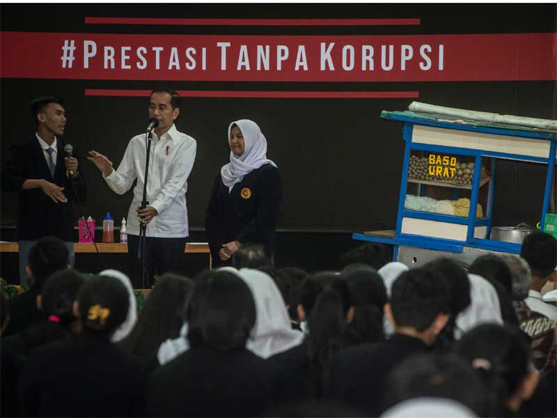 Presiden Joko Widodo (tengah) berbincang dengan murid seusai menyaksikan drama bertajuk Prestasi Tanpa Korupsi di SMKN 57 Jakarta.