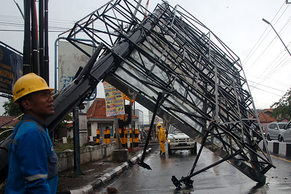 Polisi: Rangka Keropos Penyebab Reklame Tumbang di Cengkareng