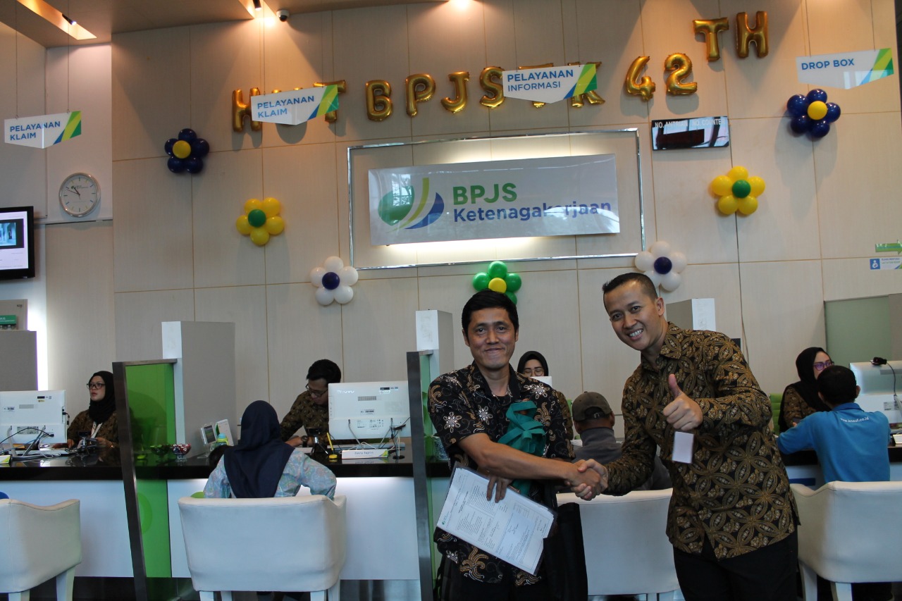 Kepala Bidang Kepesertaan Korporasi dan Institusi BP Jamsostek Kancor Cabang Jakarta Slipi Adie MS memberi hadiah pada peserta BP Jamsostek