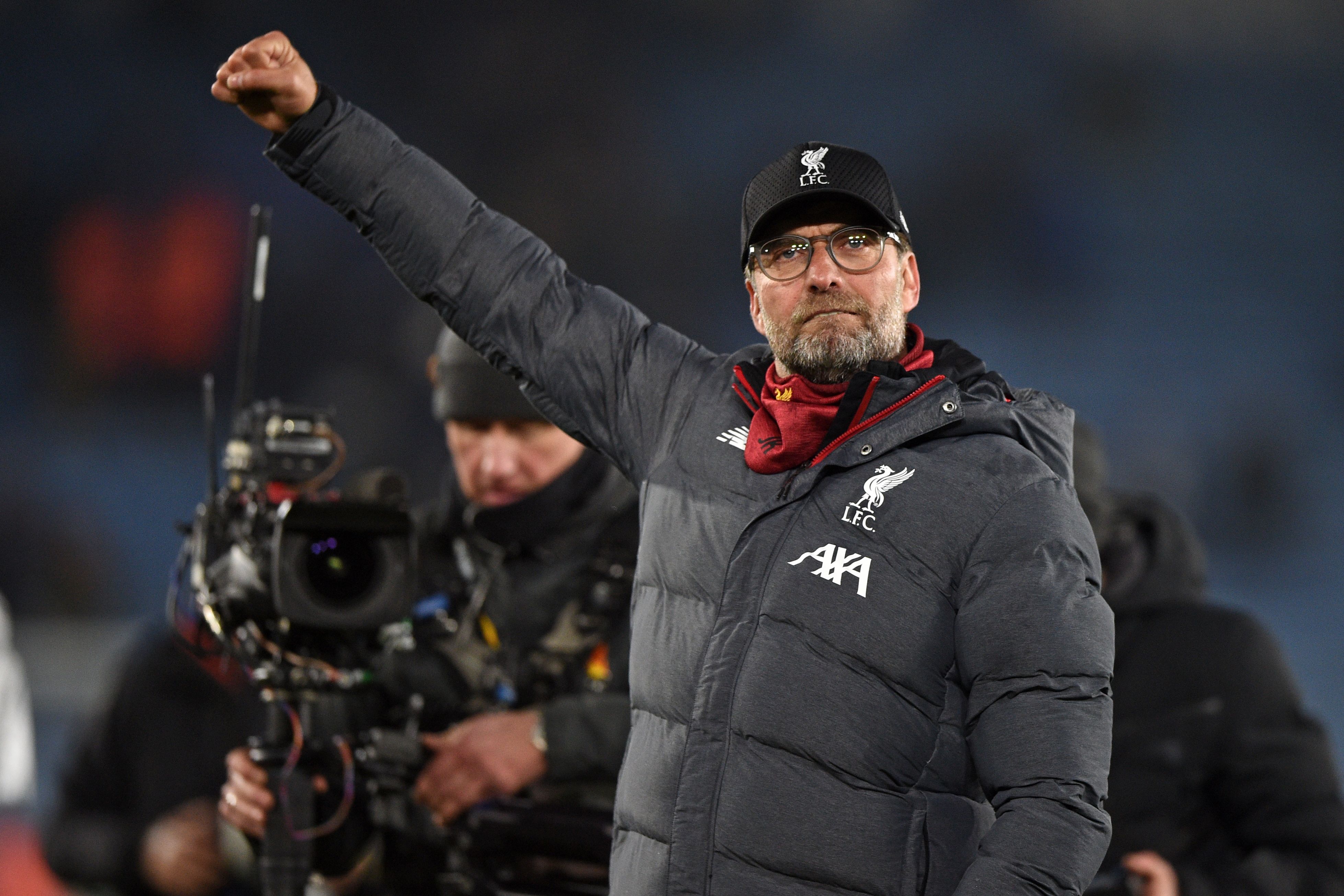 Manajer Liverpool Jurgen Klopp mengepalkan tangan saat timnya bungkam Leicester City dengan skor telak 4-0. 