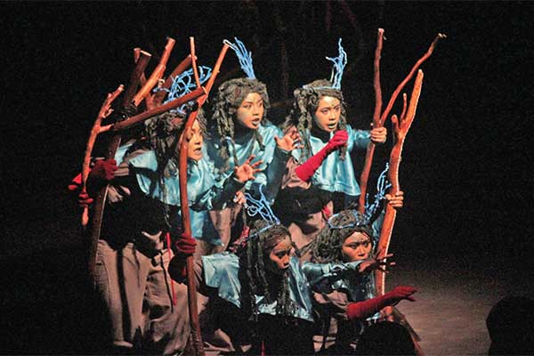 Pertunjukan berjudul Pancer Ing Penjuru yang dipentaskan Teater Eska, di Gelanggang Mahasiswa UIN Sunan Kalijaga Yogyakarta, Senin (25/11).