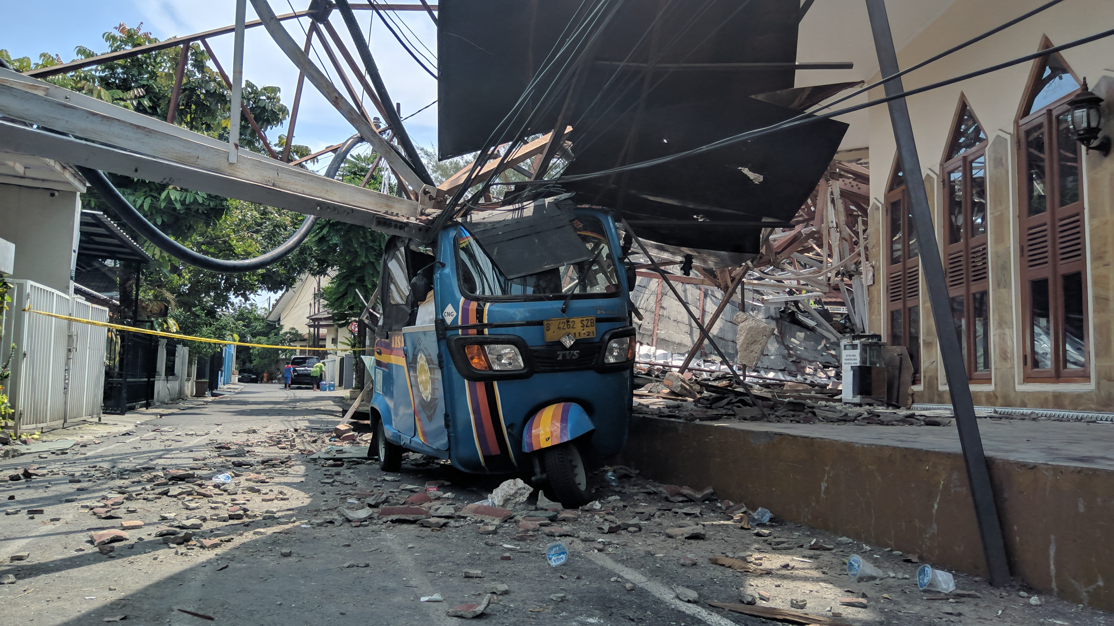 Kondisi bajaj milik Ghofur yang tertimpa kerangka menara BTS milik RRI, Senin (23/12).