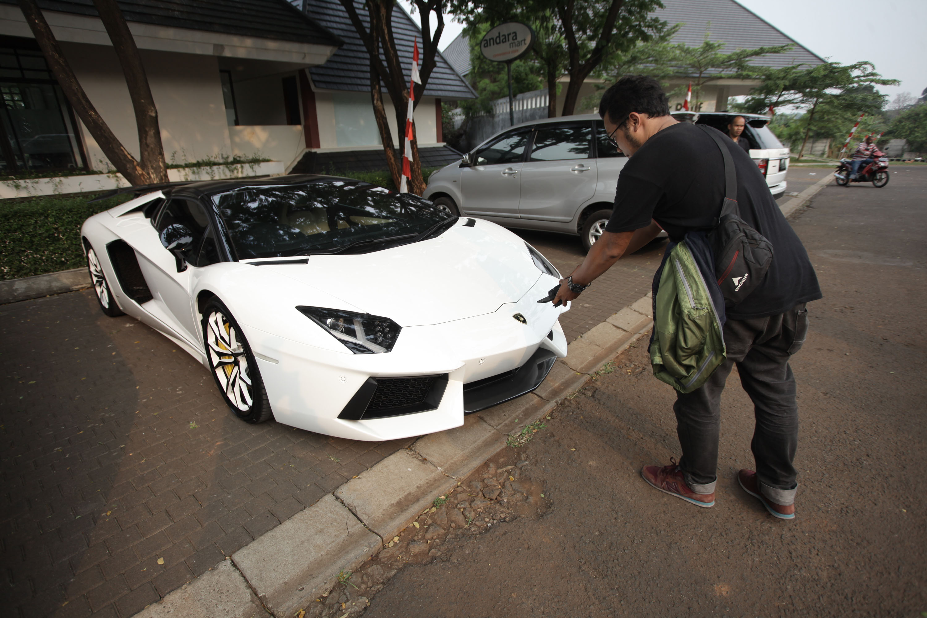  Mobil mewah Rolls-Royce dan Lamborghini milik Raffi Ahmad yang diparkir di dekat masjid perumahannya di Green Andara Residences. 