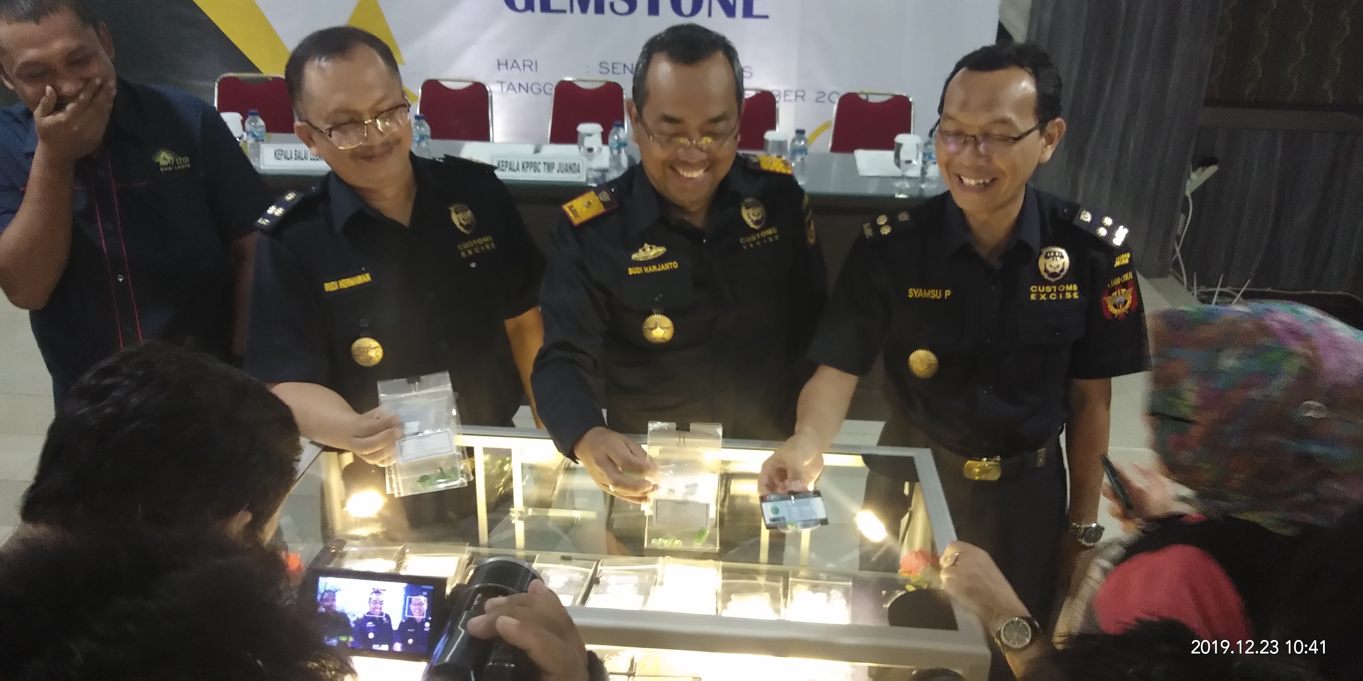 Petugas Bea Cukai Juanda memamerkan batu permata milik WN India yang akan dilelang pada 23 dan 26 Desember 2019.