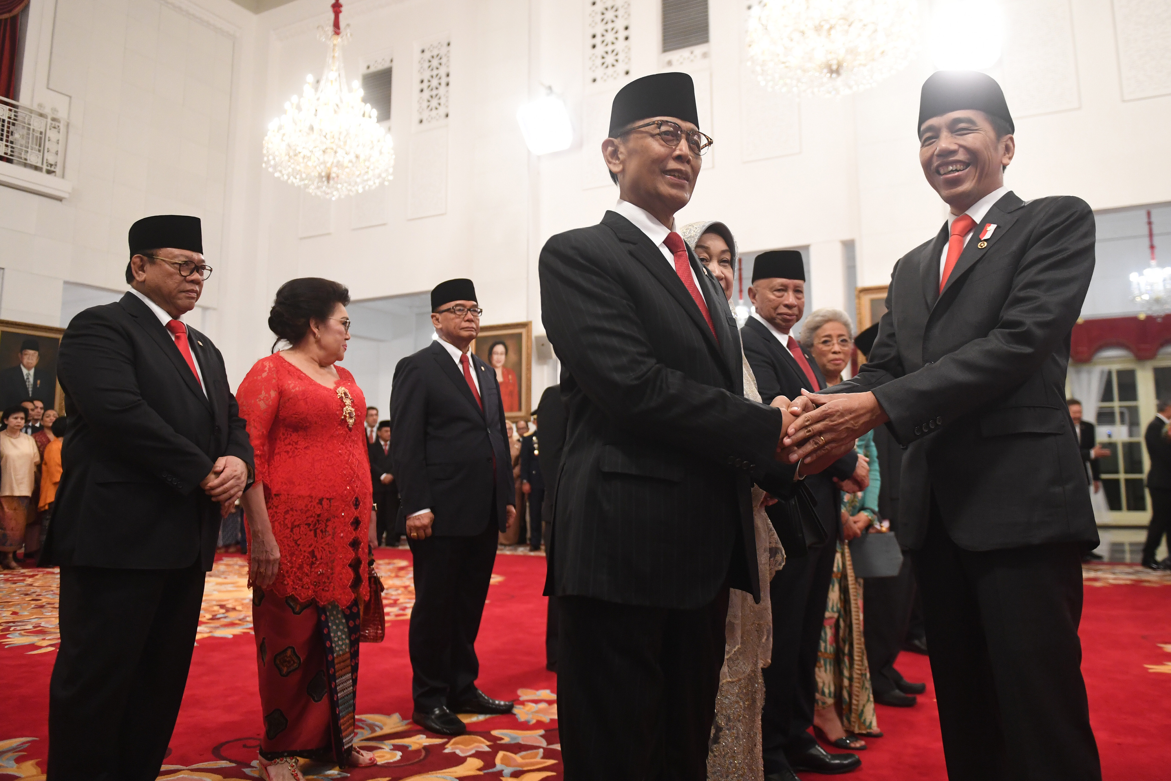 Presiden Joko Widodo (kanan) berjabat tangan dengan Ketua Dewan Pertimbangan Presiden (Wantimpres) Wiranto (kiri)