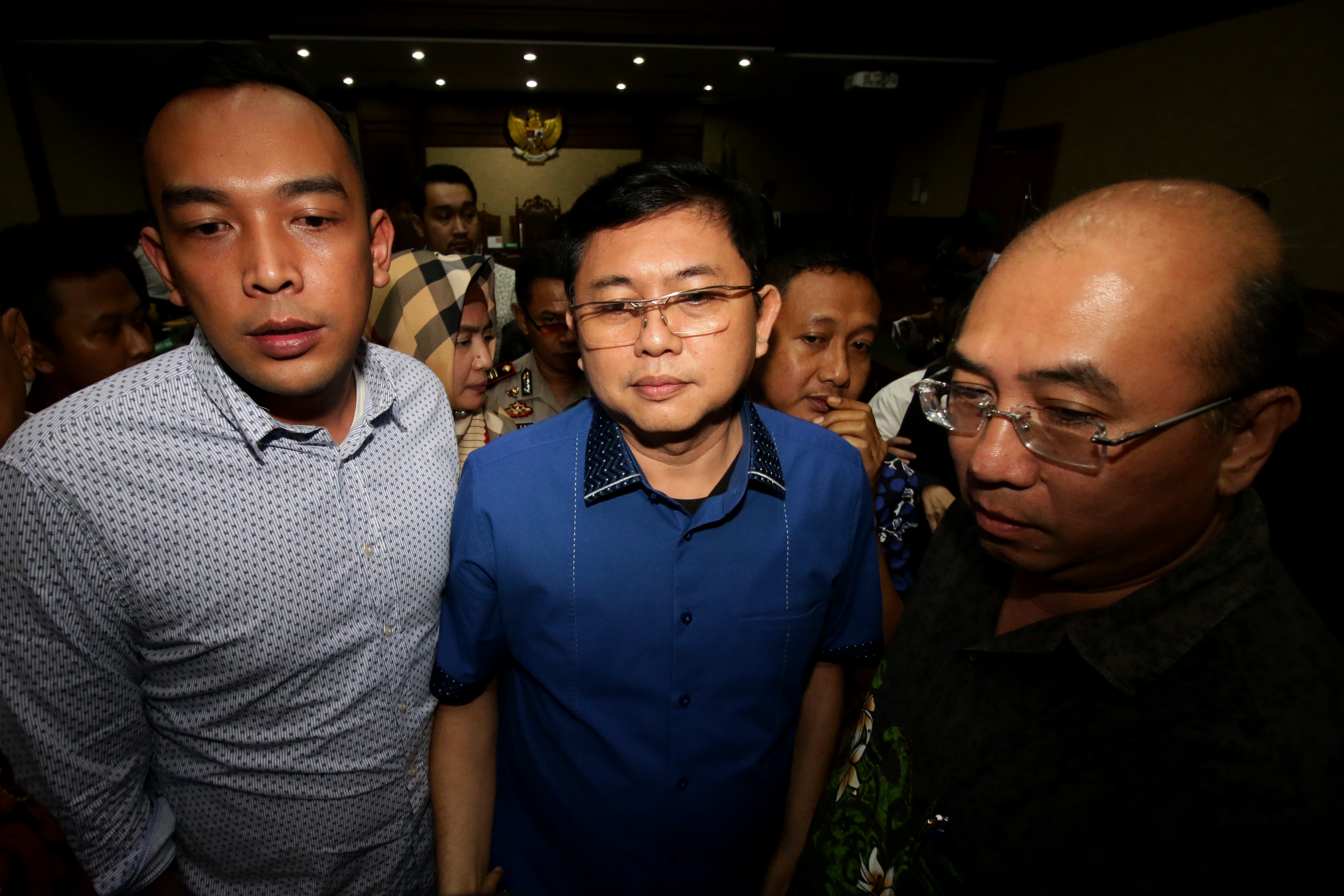 Terdakwa kasus dugaan perintangan penyidikan kasus korupsi Lucas (tengah) di Pengadilan Tipikor,  Jakarta, Rabu (20/3/2019).