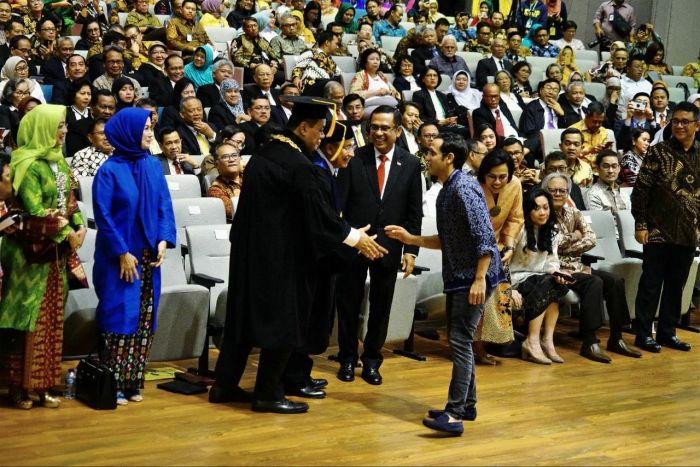 Menteri Pendidikan Nadiem Makarim (tengah) saat menghadiri pelantikan Rektor UI 