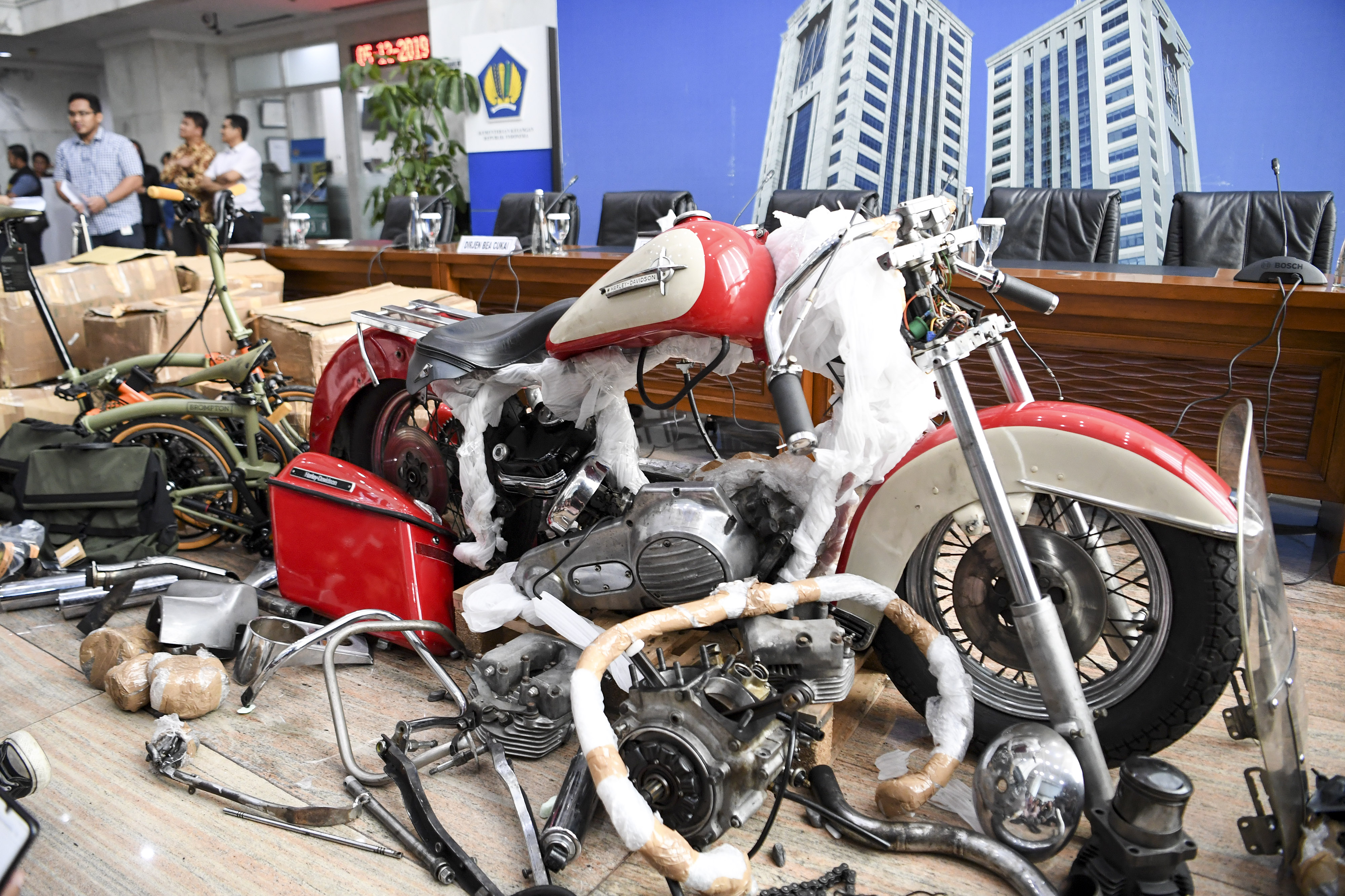 Barang bukti penyelundupan motor Harlery Davidson dan sepeda Brompton menggunakan pesawat baru milik Garuda Indonesia.