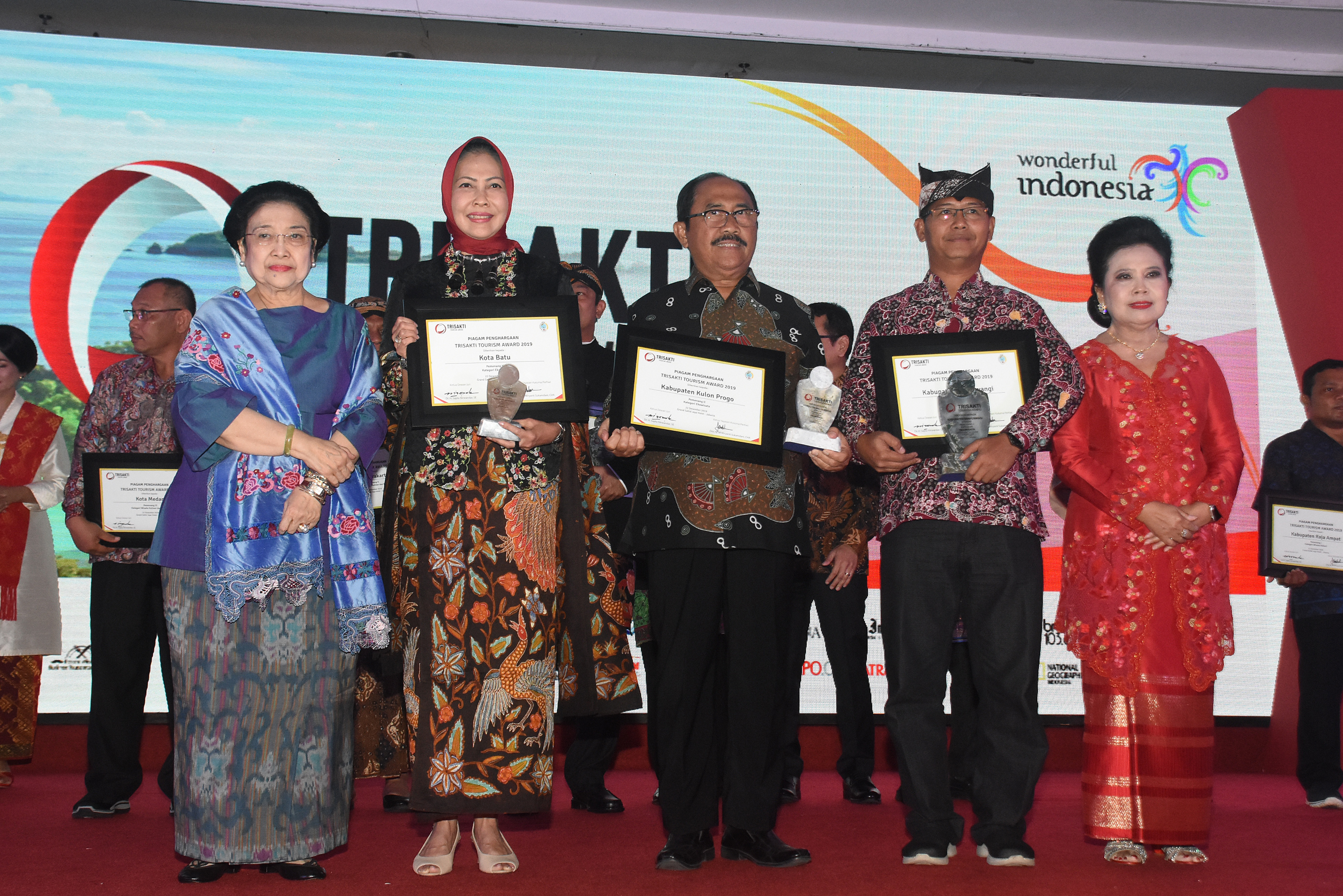 Banyuwangi meraih  Trisakti Tourism Award karena keberhasilannya mengembangkan pariwisata berbasis masyarakat. 