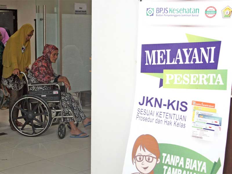 Pasien peserta BPJS didorong keluarganya menggunakan kursi roda usai pemeriksaan di RS Bahteramas, Kendari, Sulawesi Tenggara.