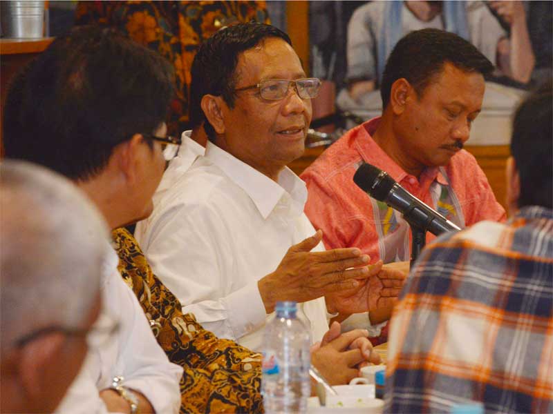 Menko Polhukam Mahfud MD (tengah) bersama jajaranya saat 