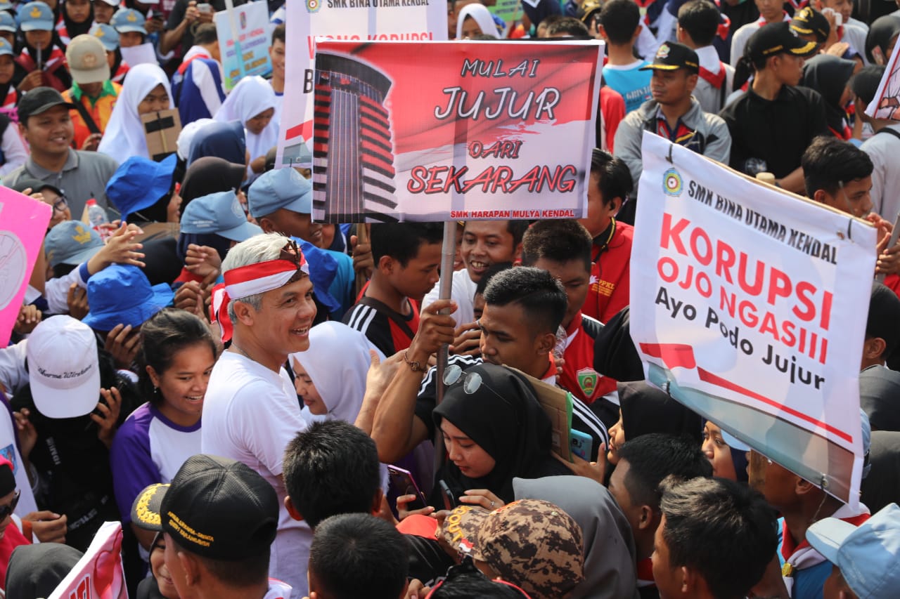 Gubernur Jateng Ganjar Pranowo bersama ribuan pelajar melakukan aksi demo anti korupsi di Simpang Lima Semarang, Minggu (8/12/2019)