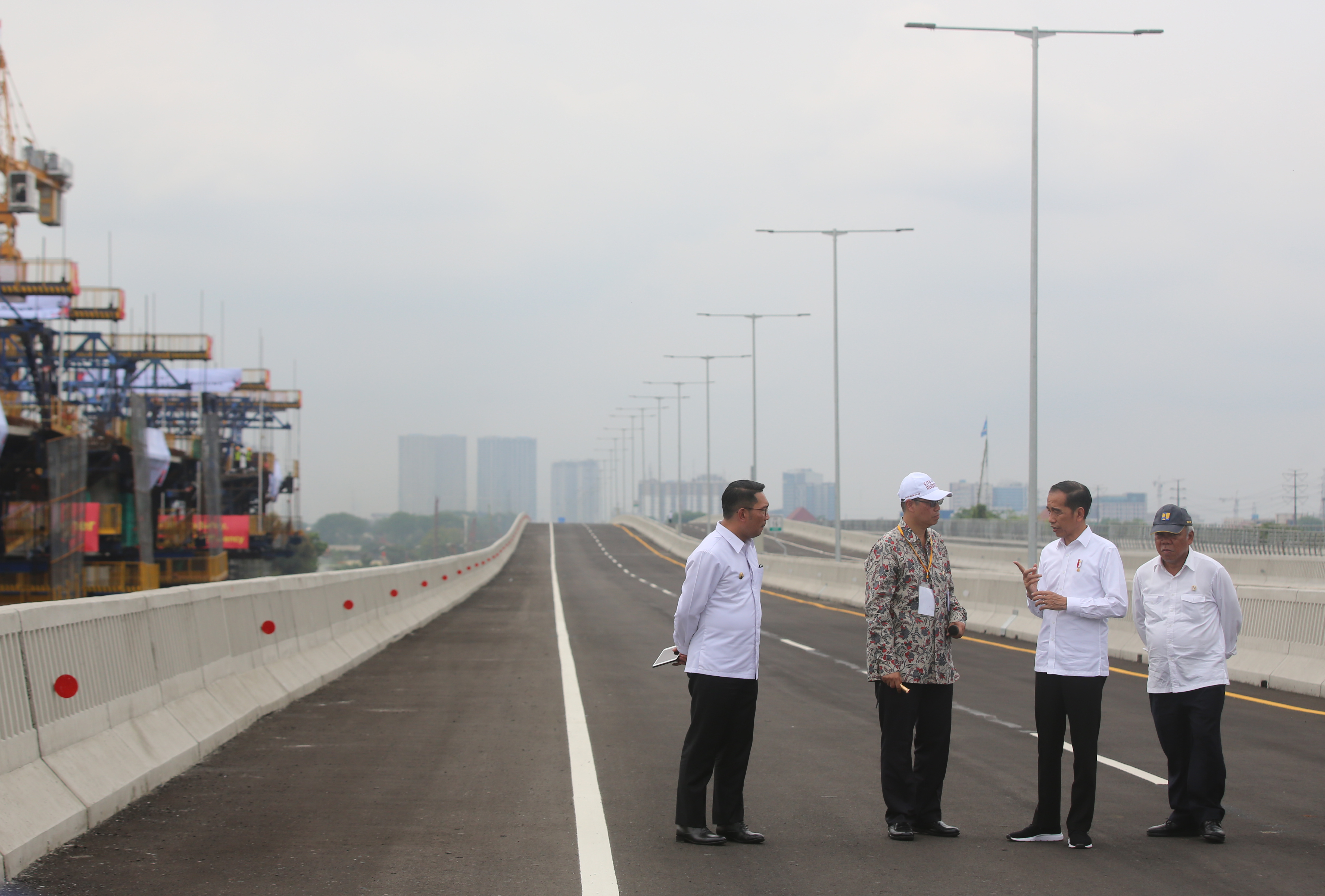 Presiden Joko Widodo (dua kanan) meninjau proyek pembangunan LRT dan pembangunan jalur elevated kereta cepat Jakarta - Bandung, hari ini.
