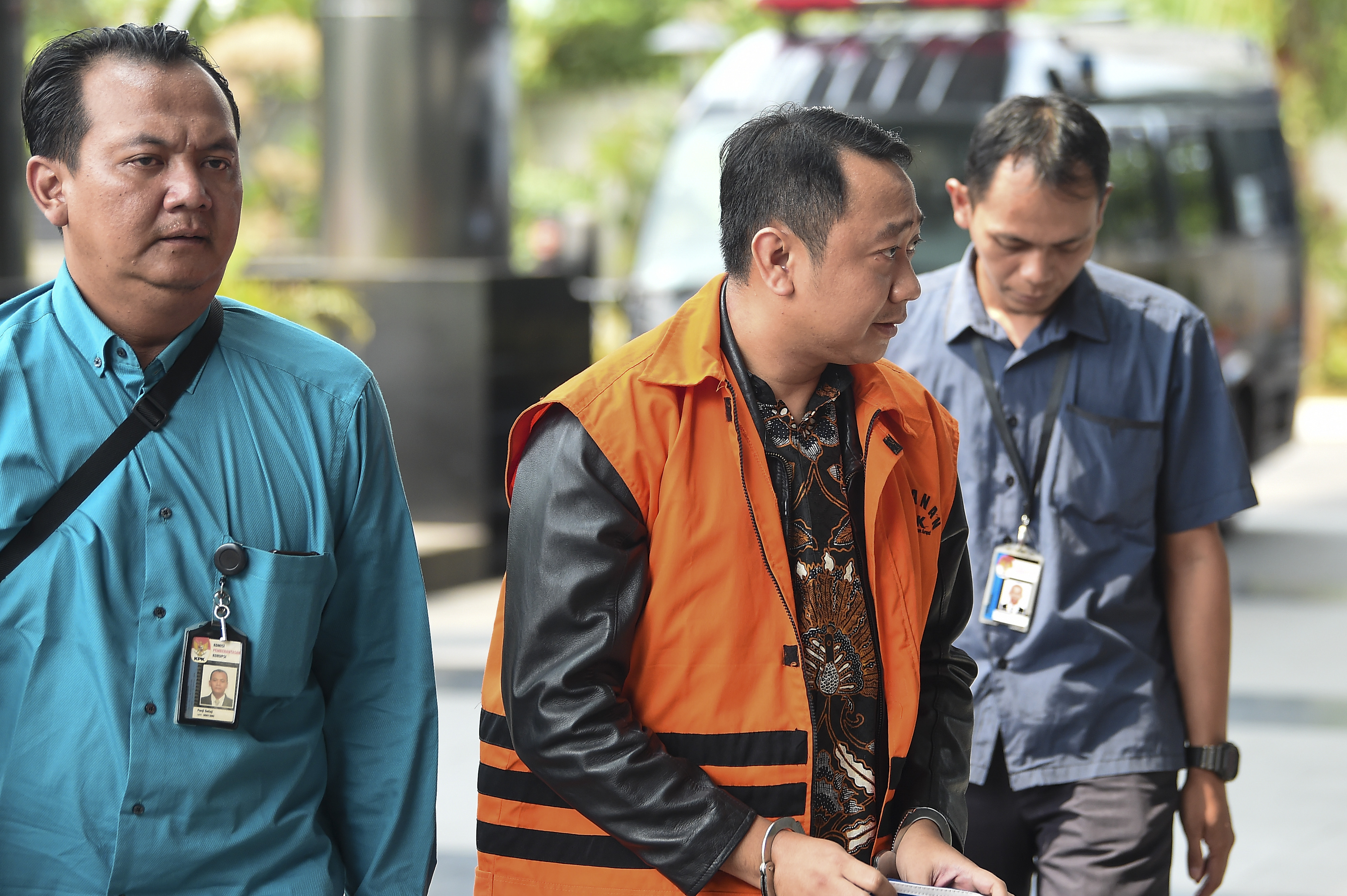 Tersangka Bupati nonaktif Lampung Utara, Agung Ilmu Mangkunegara (tengah) tiba di gedung KPK