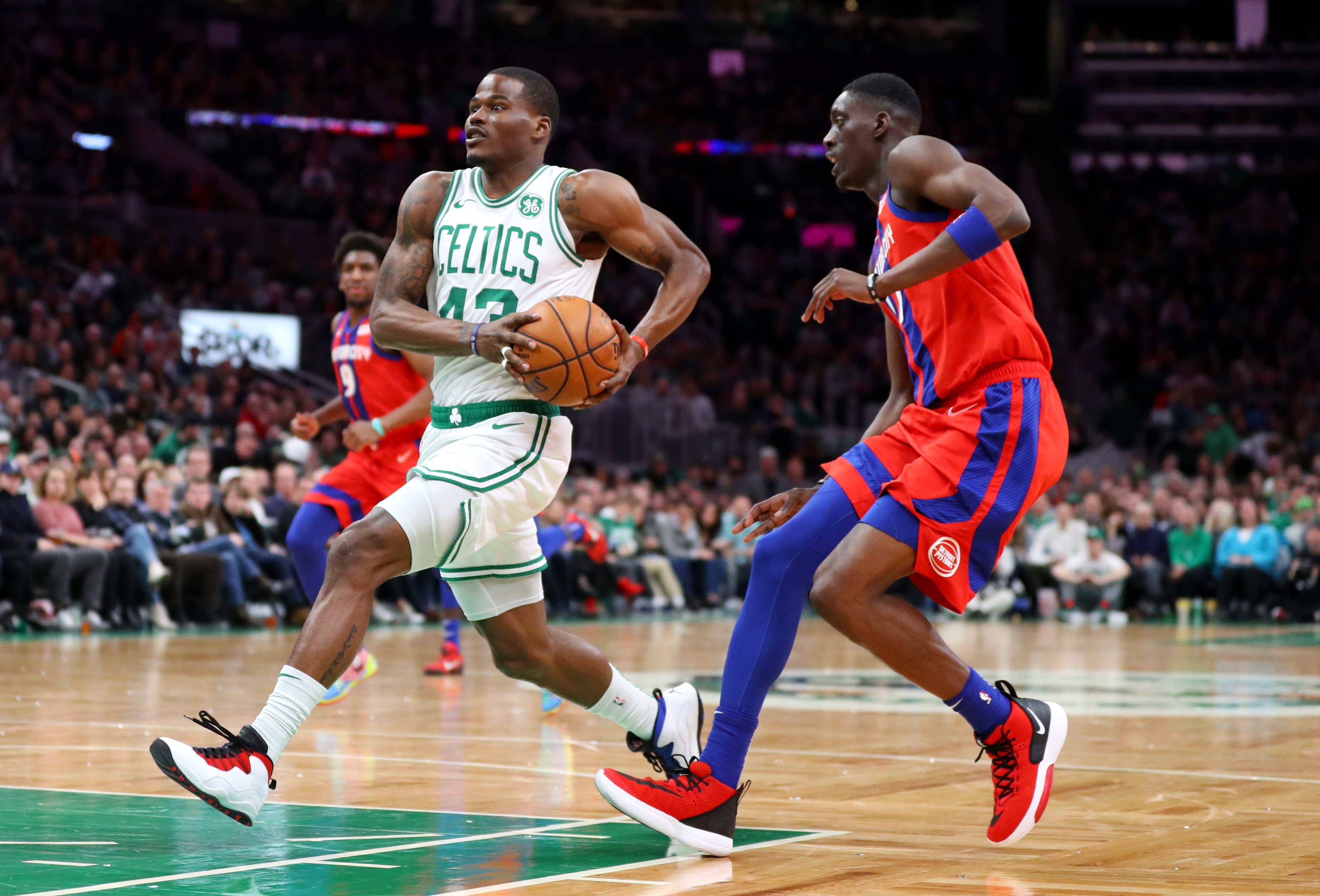 avonte Green berkaus 43 (kiri) dari Boston Celtics mencoba melewati Tony Snell dari Detroit Pistons pada laga di TD Garden, Boston.
