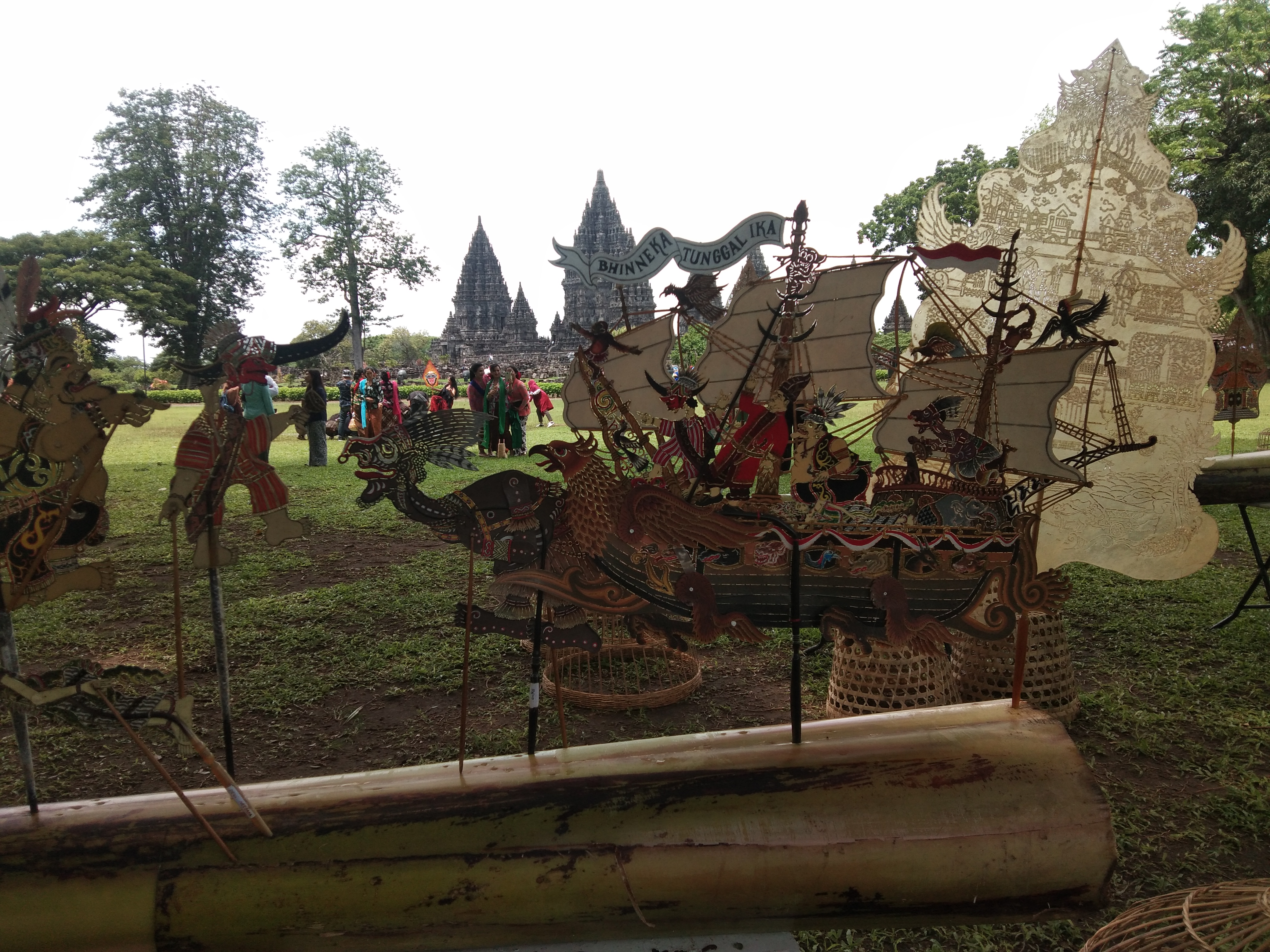 Festival gunungan di kompleks Candi Prambanan untuk menyambut  wisatawan. 
