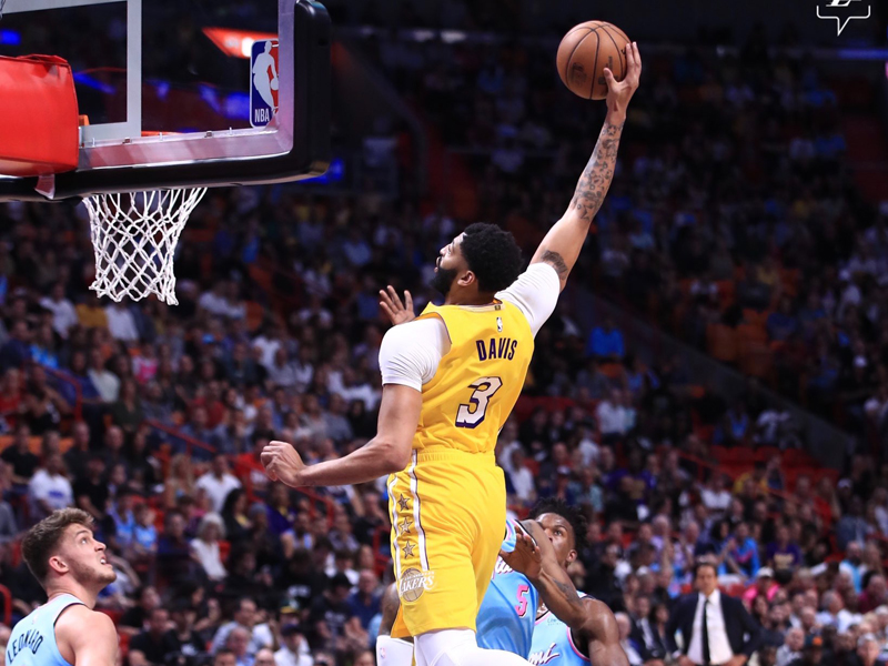 Center Los Angeles Lakers Anthony Davis akan melakukan dunk dalam laga NBA melawan Miami Heat