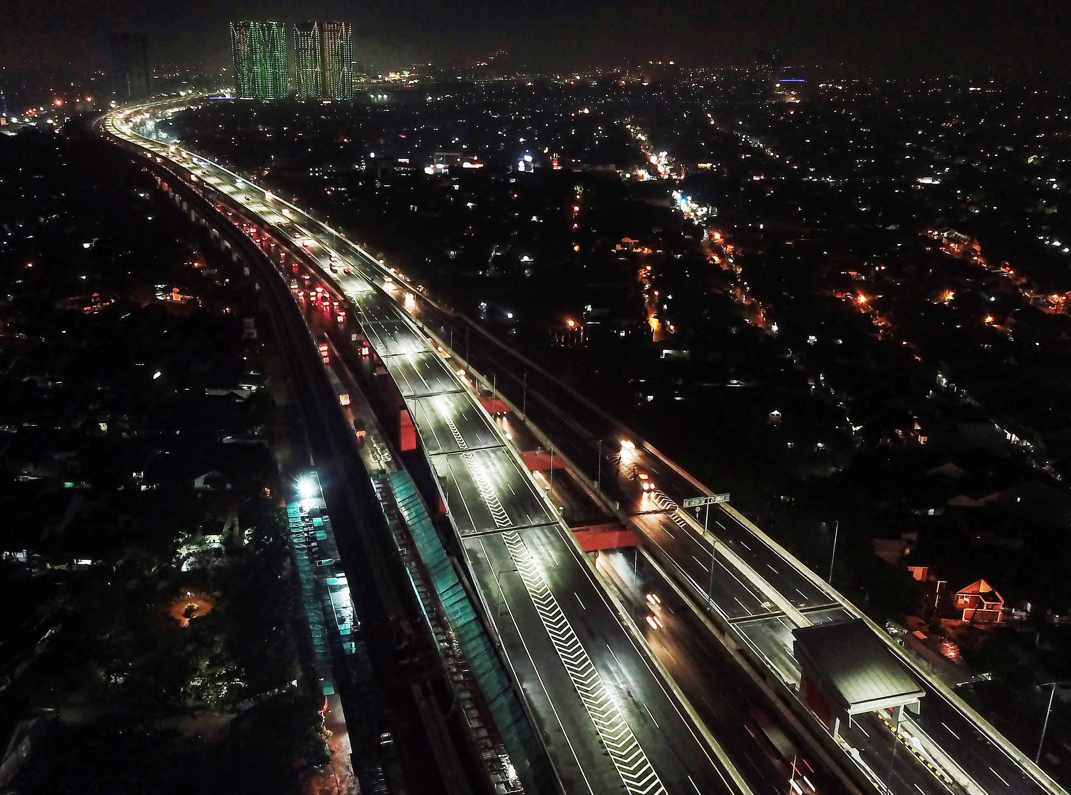 : Foto dari udara suasana malam Tol Jakarta-Cikampek (Japek) II Elevated di Bekasi, Jawa Barat.