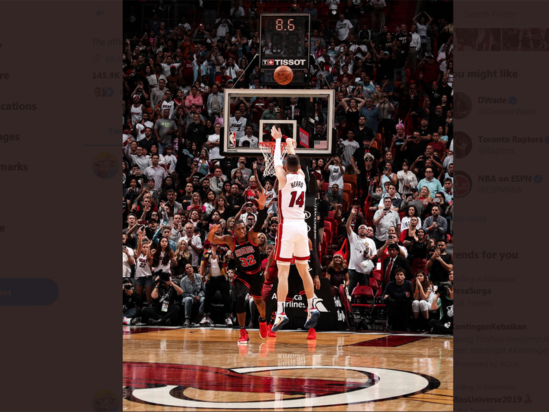 Tyler Herro melepaskan tembakan tiga angka dalam laga NBA antara Miami Heat dan Chicago Bulls