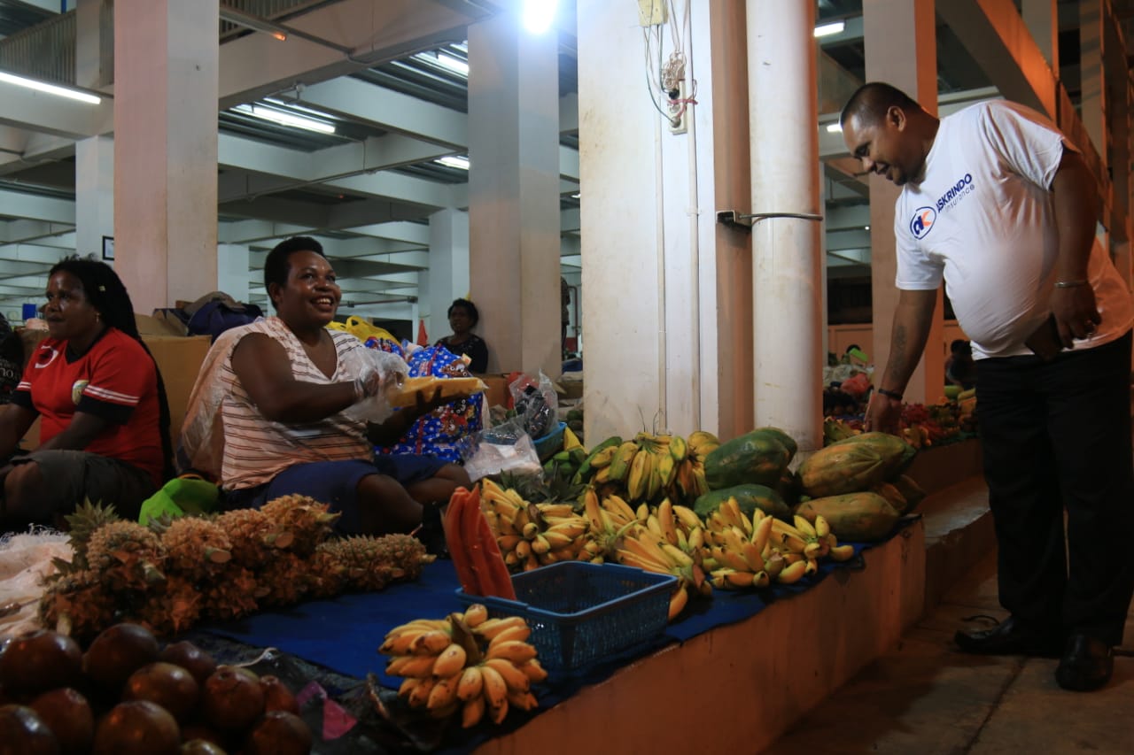 Suasana Pasar Mama-mama Papua, Kota Jayapura, Papua, Sabtu (31/08). Seorang pedagang tengah menjajakan dagangannya.