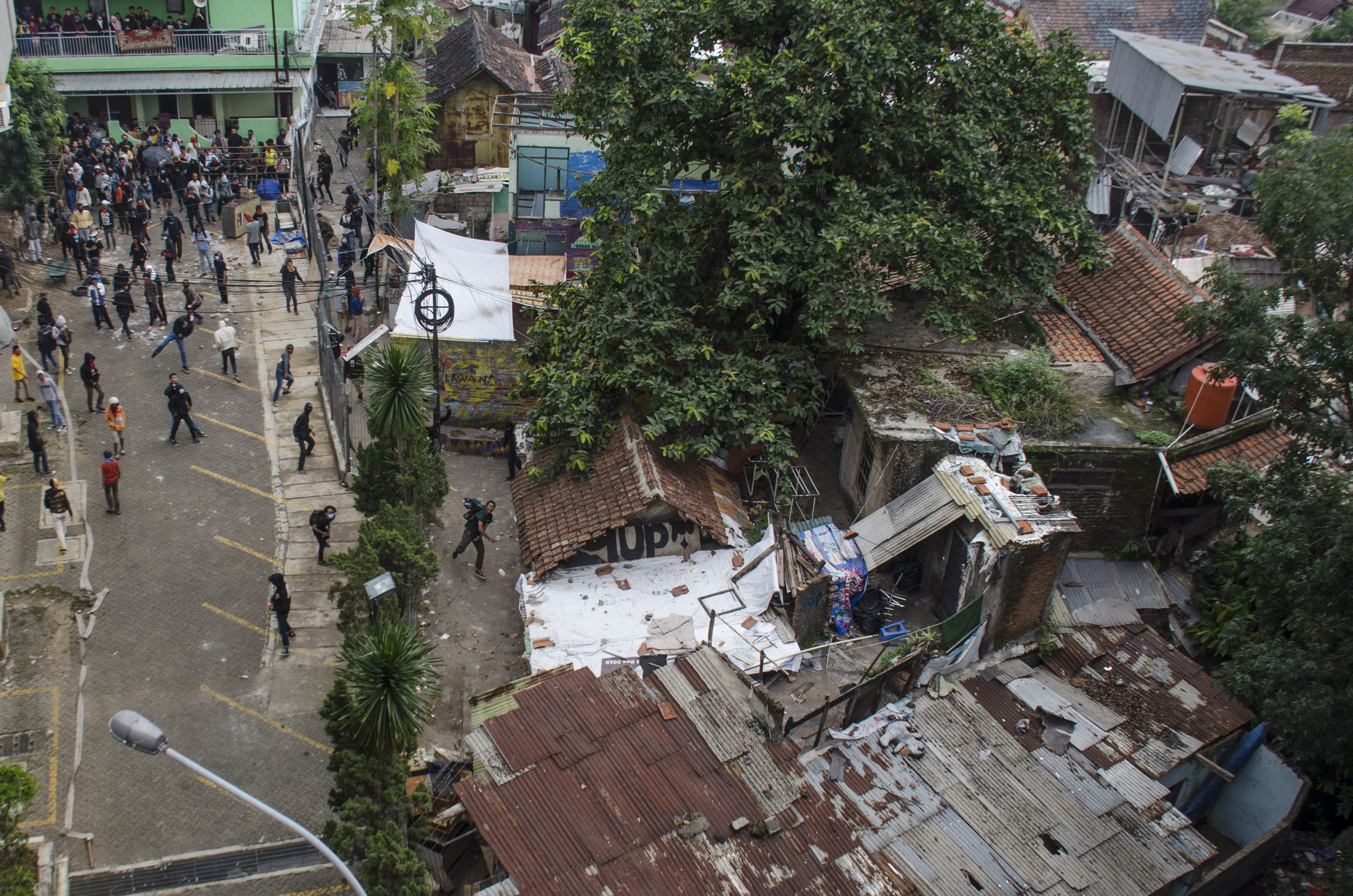 Warga meberikan perlawanan saat penggussuran di Tamansari Bandung