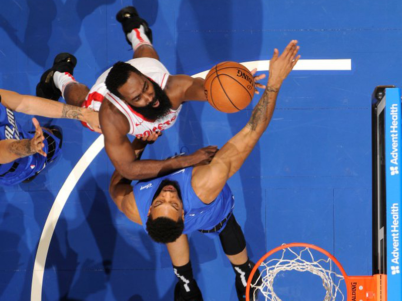 James Harden (kiri) dalam laga NBA kontra Orlando Magicc