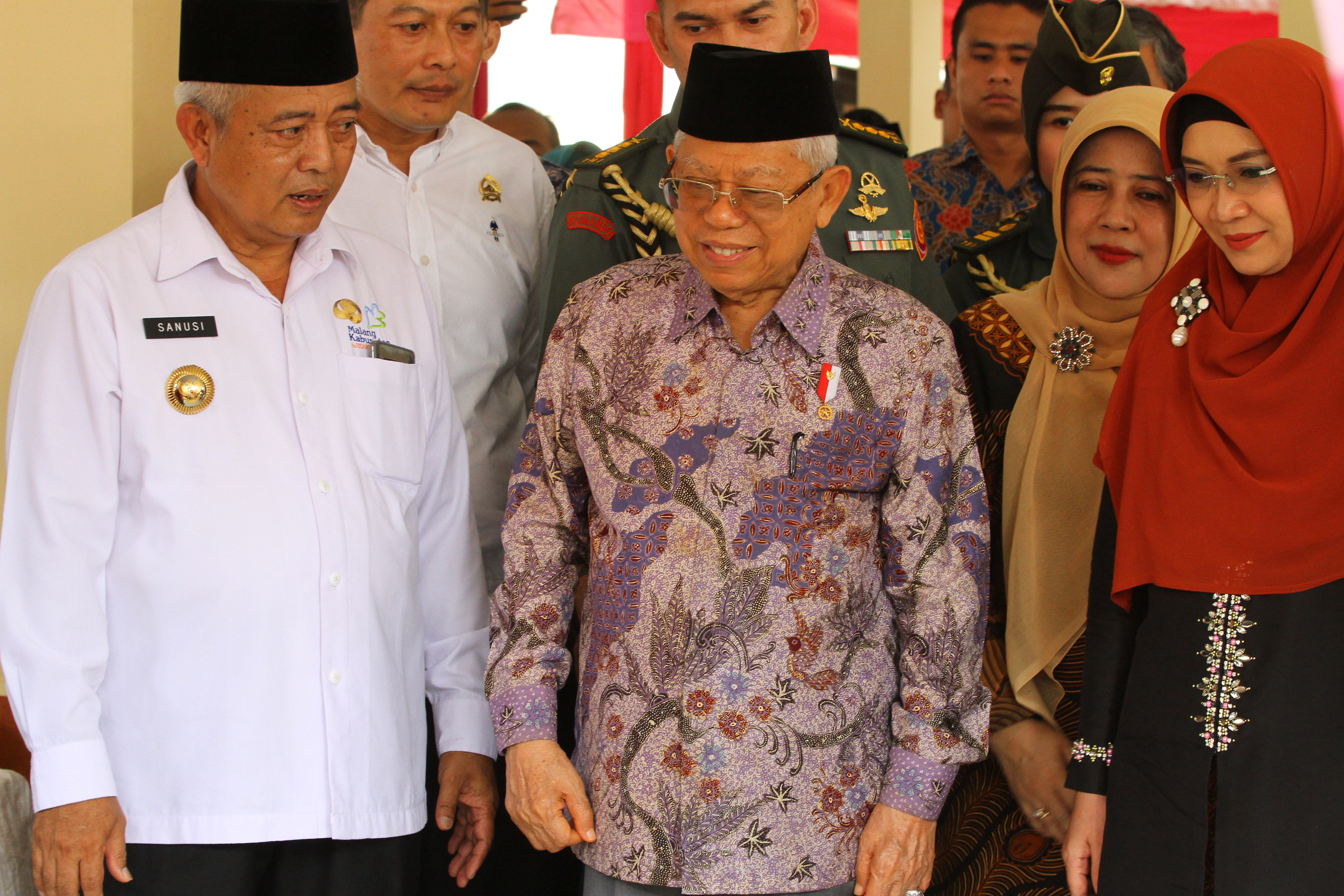 Wakil Presiden Ma'ruf Amin (tengah) didampingi Ibu Wury Ma'ruf Amin (kanan) dan Bupati Malang Sanusi (kiri), melakukan kunjungan kerja