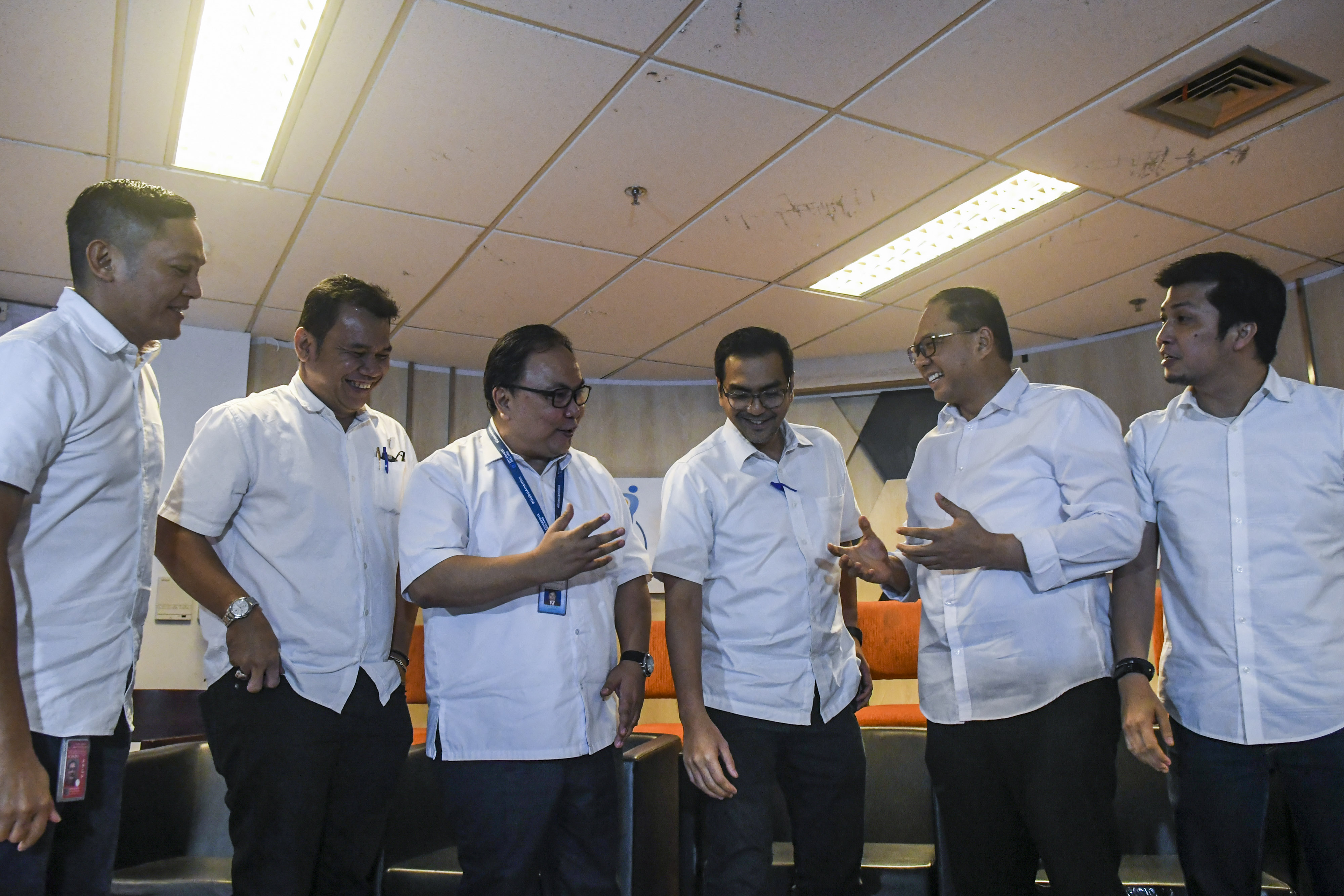 Jajaran pelaksana tugas (plt) Direksi PT Garuda Indonesia seusai bertemu Menteri BUMN Erick Thohir di Jakarta, Kamis (12/12)