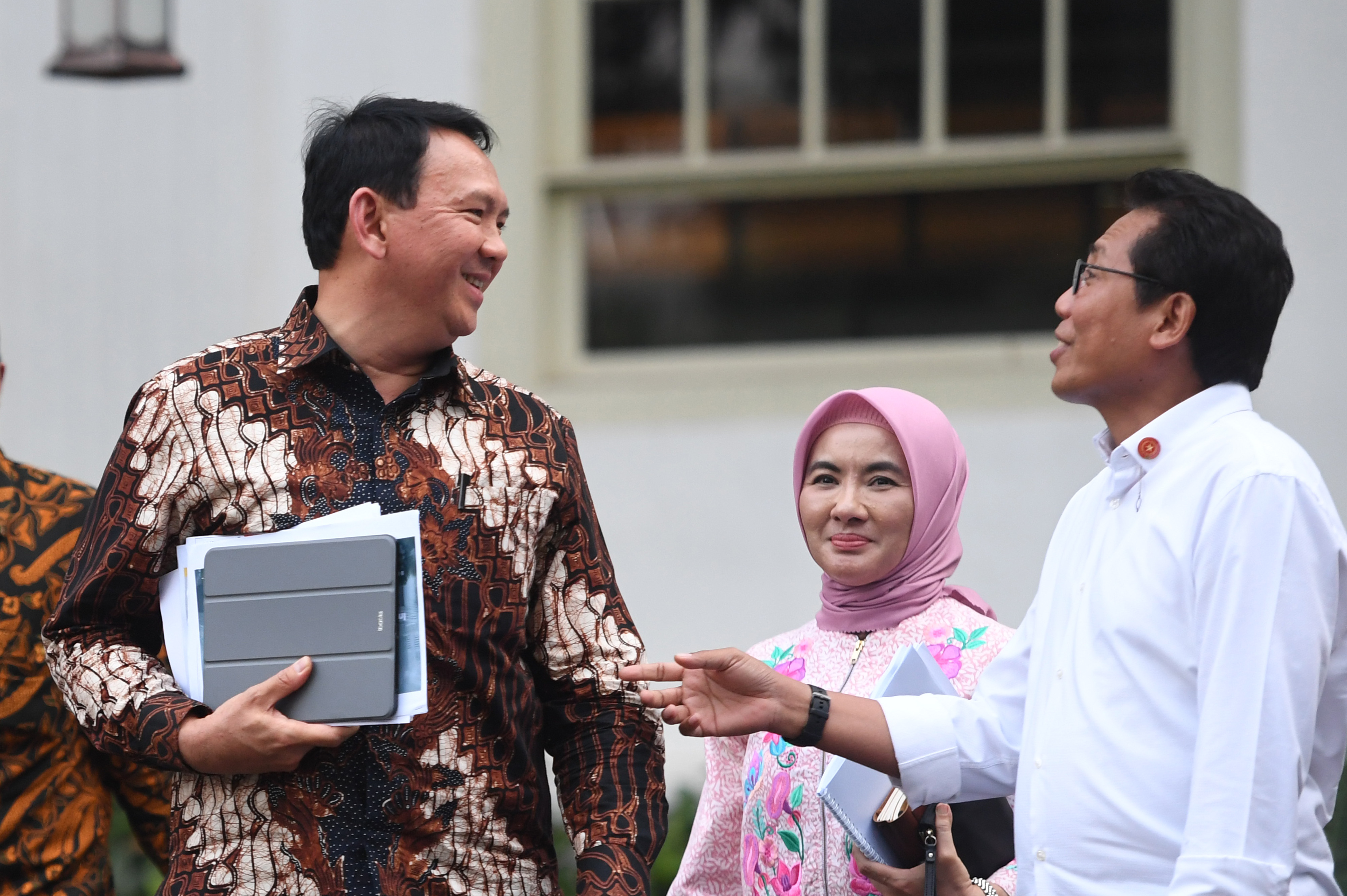 PRESIDEN PANGGIL MANAJEMEN PERTAMINA: Komisaris Utama Pertamina Basuki Tjahaja Purnama (kiri) berbincang dengani Dirut Nicke Widyawati  