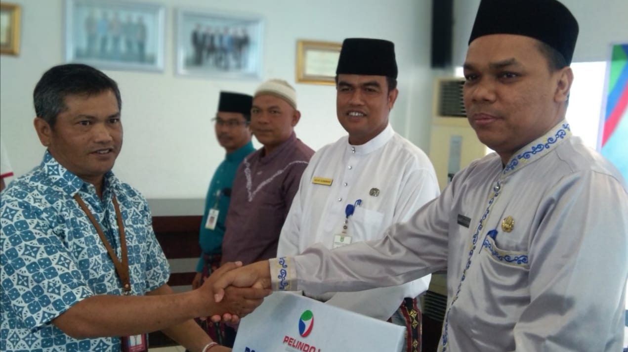 General Manager PT Pelabuhan Indonesia I (Persero) Cabang Dumai, Jonedi Ramli (kiri)