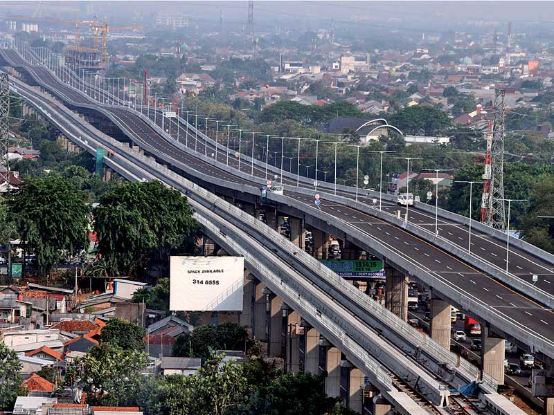 Suasana jalan Tol layang Jakarta-Cikampek II (Elevated) di Bekasi, Jawa Barat, Rabu (4/12/2019). 
