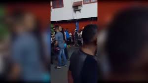 Bentrok antara anggota Kompi 3 Yon C Pelopor Brimob Polda Maluku dan TNI dari Yonif 734/SNS Saumlaki, Maluku, terjadi Jumat (20/12). 