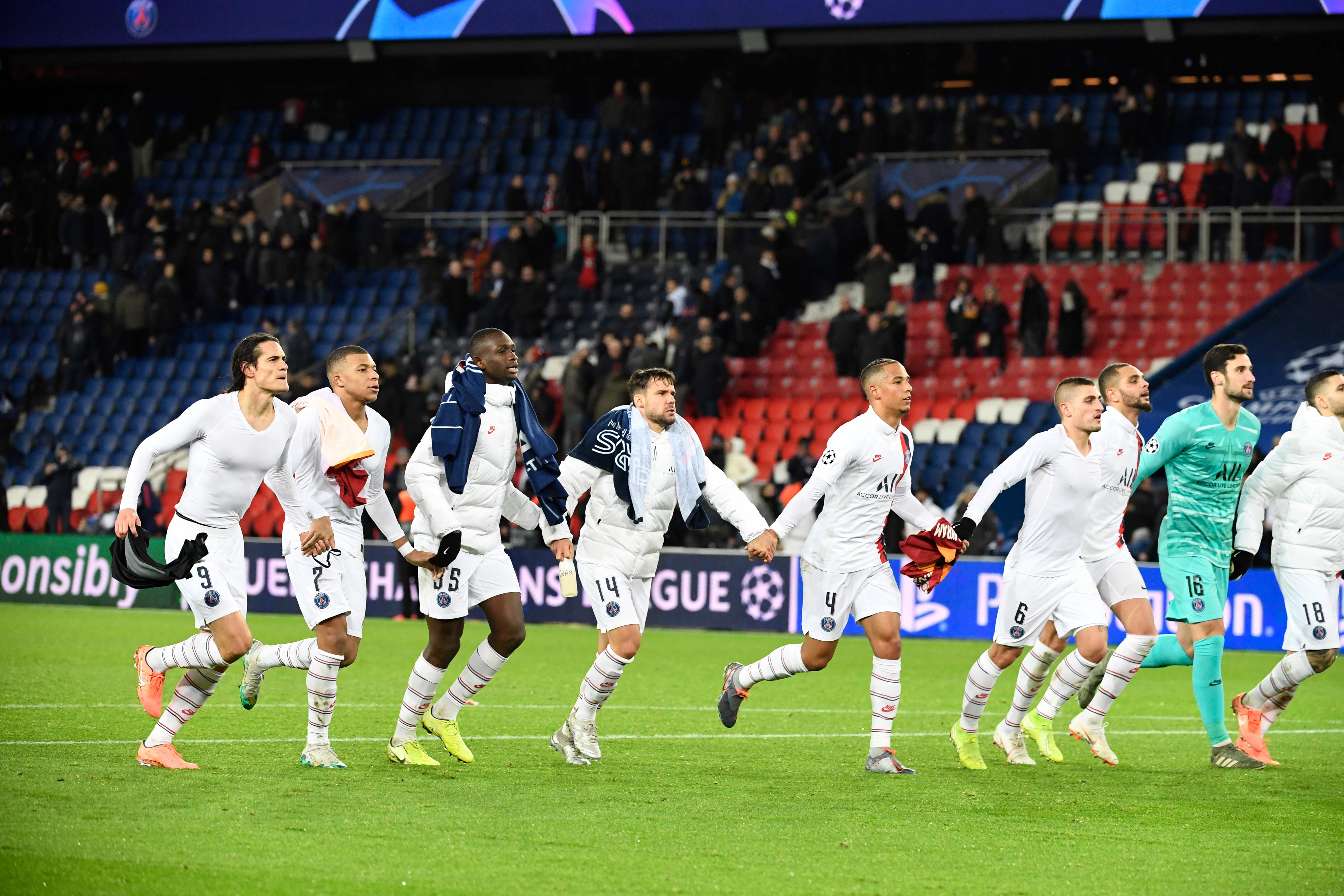 Para pemain Paris Saint-Germain menyapa pendukung mereka usai laga Liga Champions melawan Galatasaray