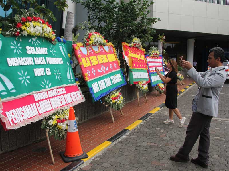 Sejumlah karangan bunga terpampang di lobby depan Gedung Kementrian BUMN di Jalan Medan Merdeka Selatan, Jakarta Pusat.