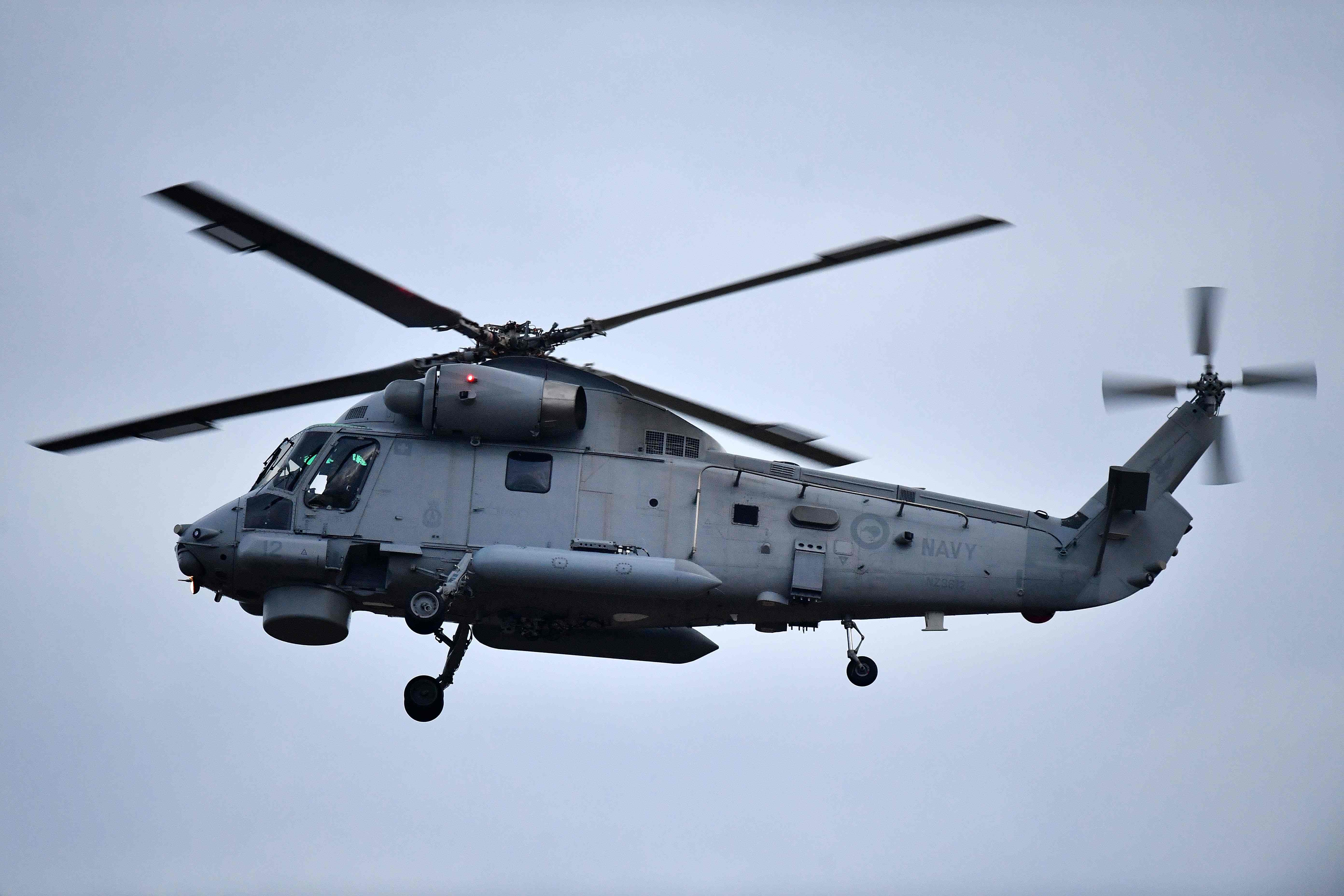 Helikopter mengangkut personel pasukan khusus yang akan mengevakuasi jenazah korban gunung meletus di Selandia Baru