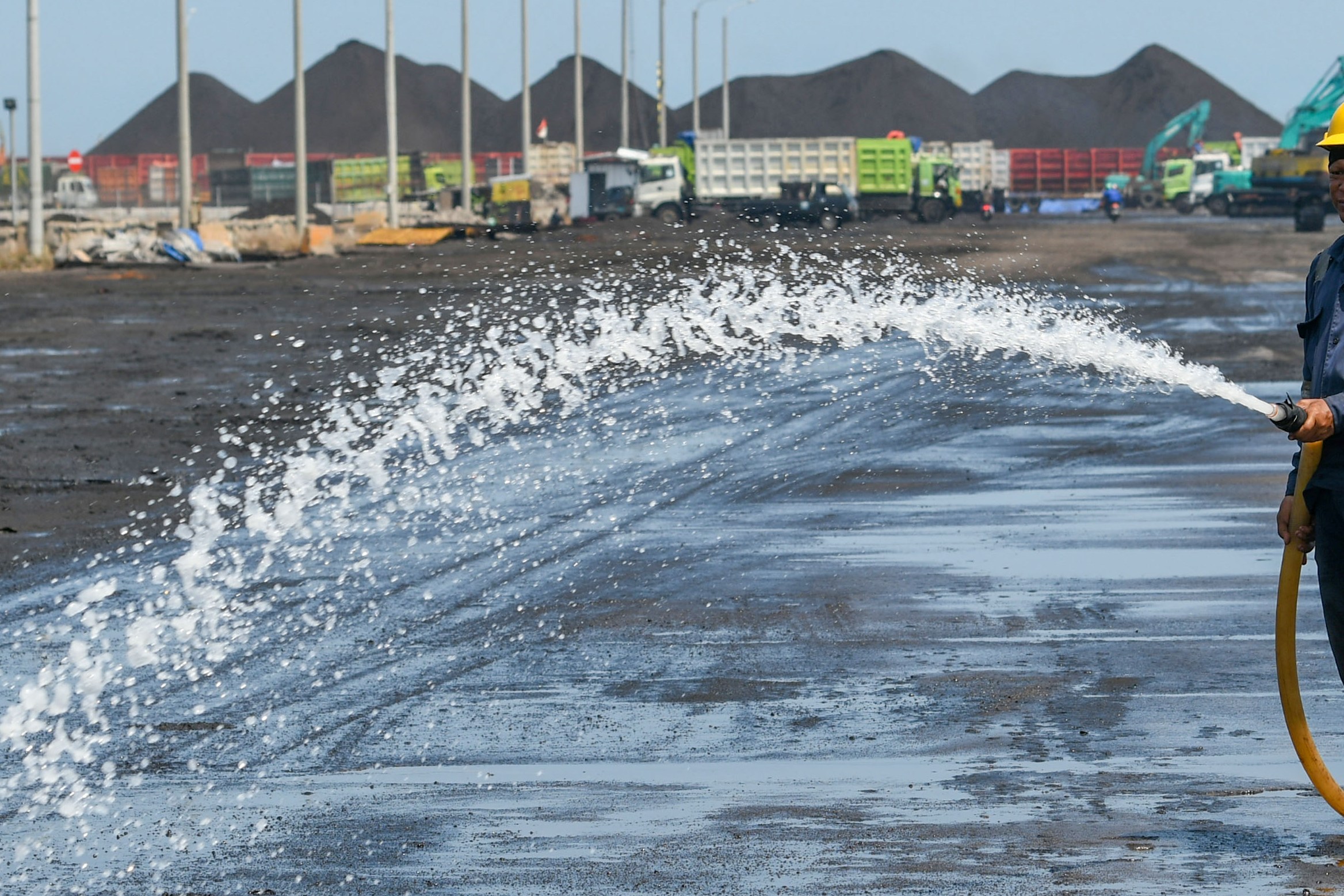 Semburan Air Asin Gegerkan Warga Bekasi