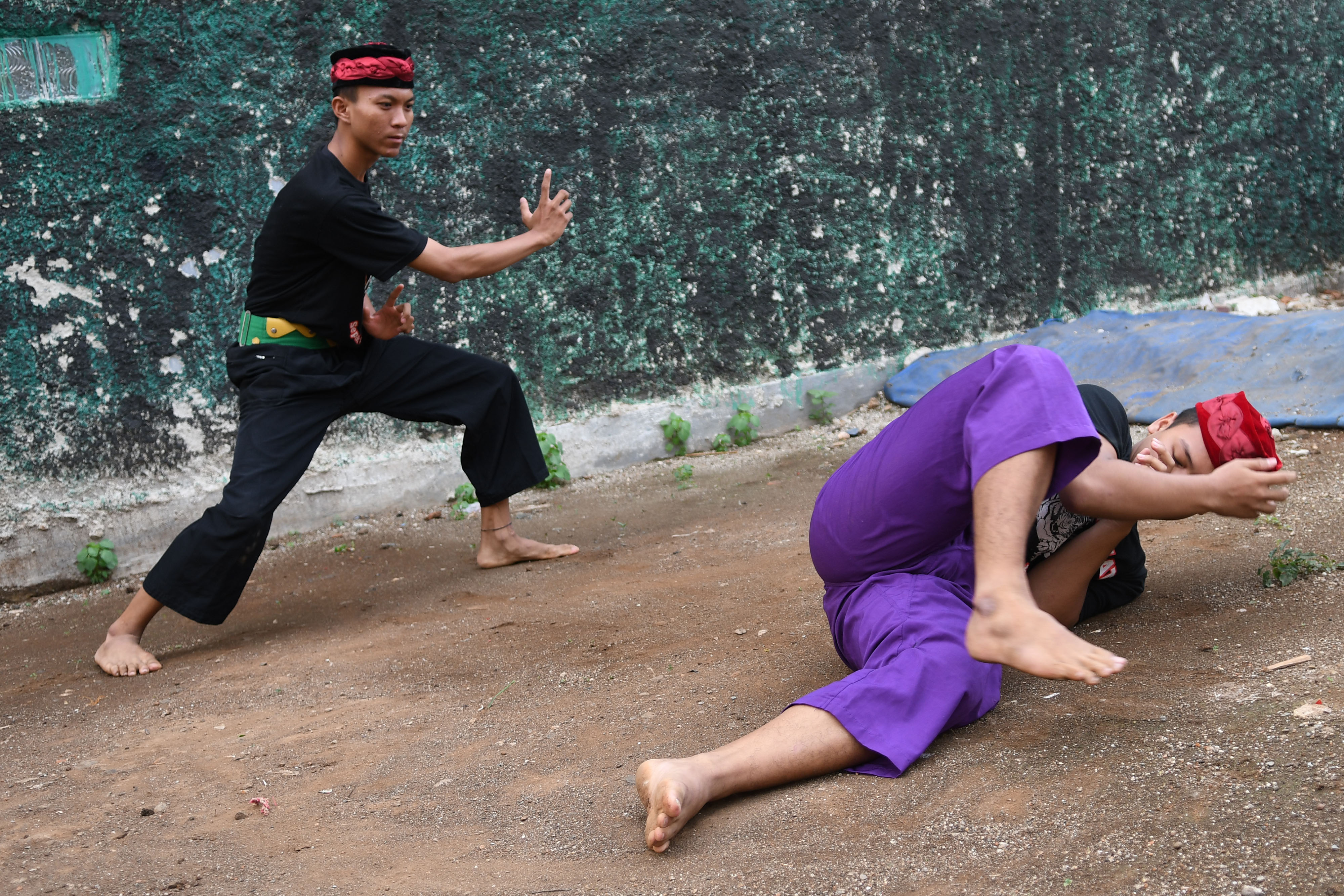 UNESCO TETAPKAN SILAT JADI WARISAN DUNIA:Dua murid perguruan silat Betawi 'Sepak Goreng Asem' berlatih salah satu jurus di Tugu, Cimanggis, 