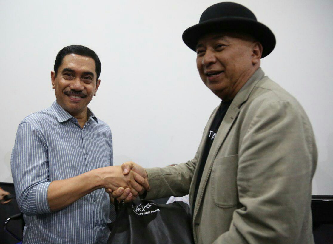 Kepala BNPT Suhardi Alius (kiri) bersama dengan Seniman Pelopor Gerakan Seni Rupa Baru, I Nyoman Nuarta, di Bandung, Jabar, Sabtu (14/12).