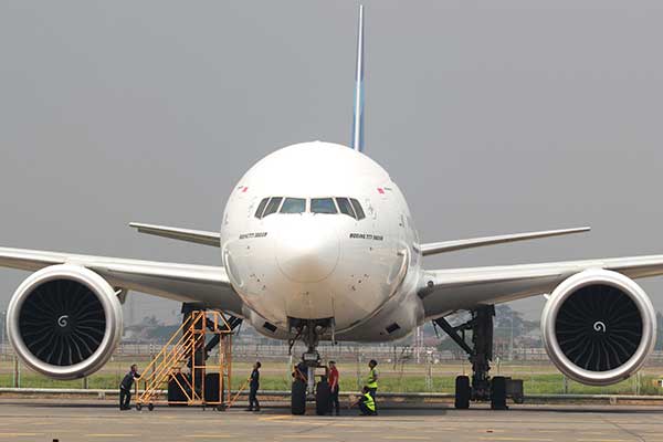 Ilustrasi -- Teknisi pesawat dari Garuda Maintenance Facility (GMF) melakukan perawatan pesawat City link, Minggu (26/5/2019). 