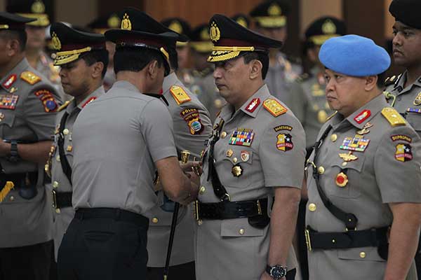 Kapolri Jenderal Pol Idham Azis (kiri) menyematkan tanda jabatan kepada Inspektur Jenderal Pol Listyo Sigit Prabowo
