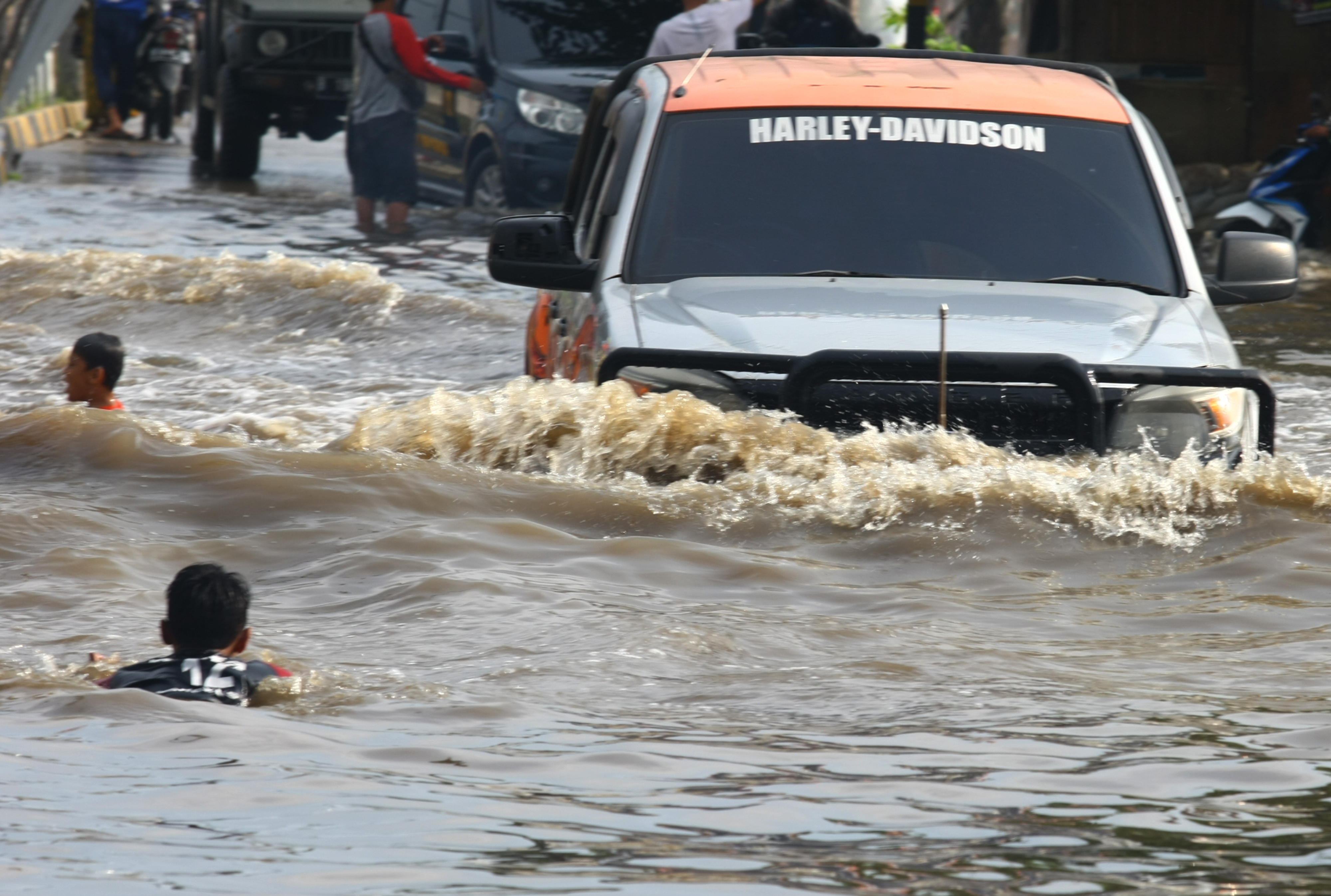  Sebuah mobil nekat menerebos genangan air yang membanjiri jalan sebuah perumahan di Priuk, Tangerang, Banten, Rabu (30/1)