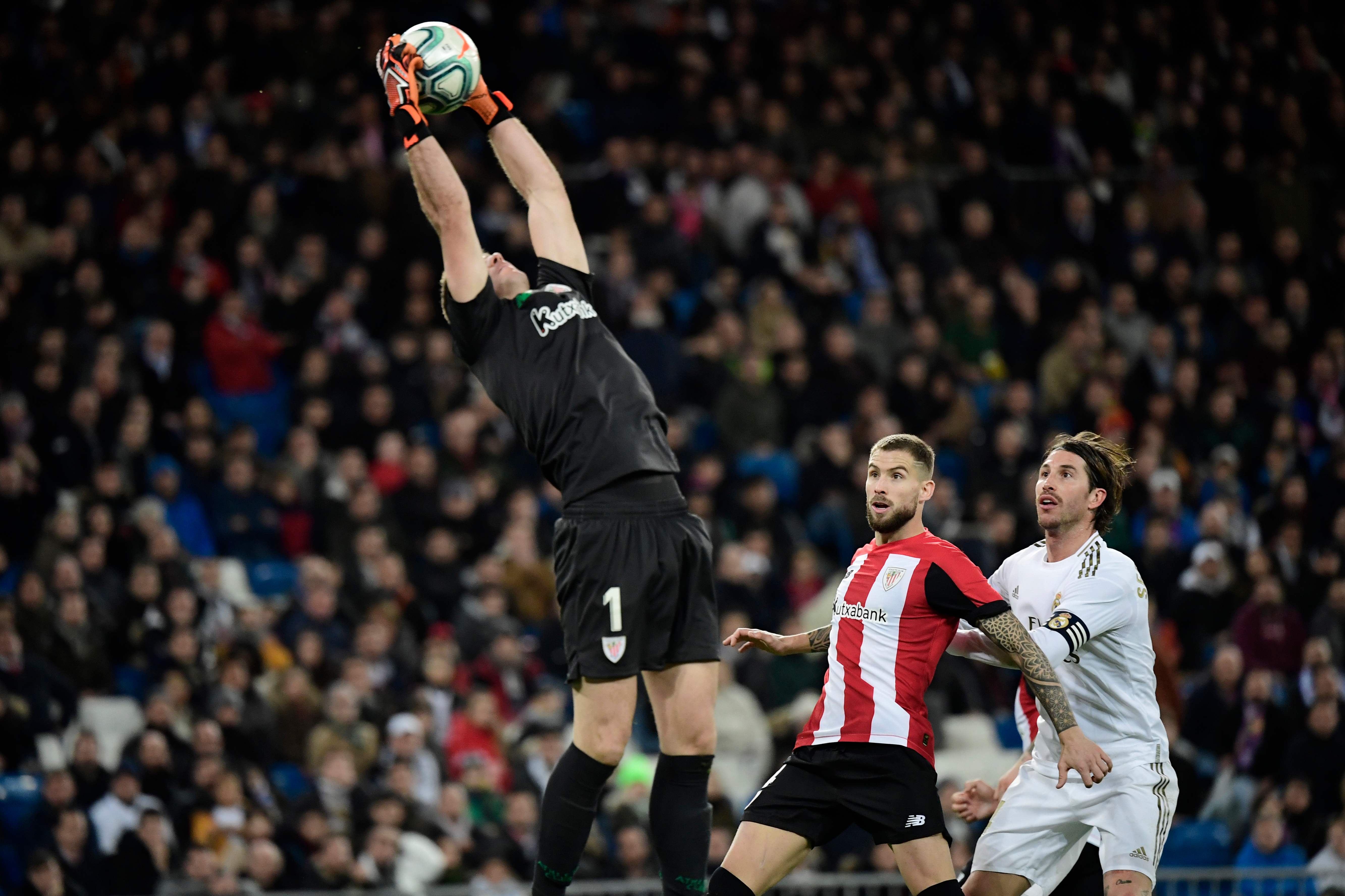 Kiper Athletic Bilbao Unai Simon menangkap bola saat pertandingan Athletic Bilbao vs Real Madrid di stadion Santiago Bernabeu, Madrid.
