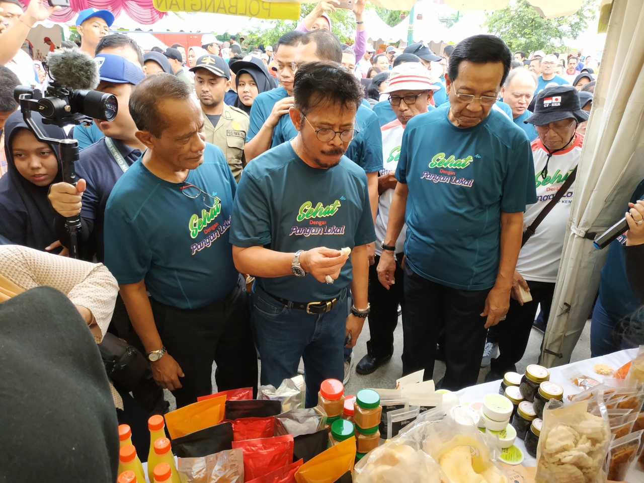 Mentan Syahrul Yasin Limpo (tengah) bersama Gubernur DIY Sri Sultan HB X (kanan) saat menghadiri Gelar Pangan Lokal Berbasis UMKM.